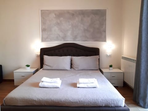 Deluxe Double Room, 1 Bedroom, Private Bathroom, Courtyard View | Desk, blackout drapes, soundproofing, iron/ironing board