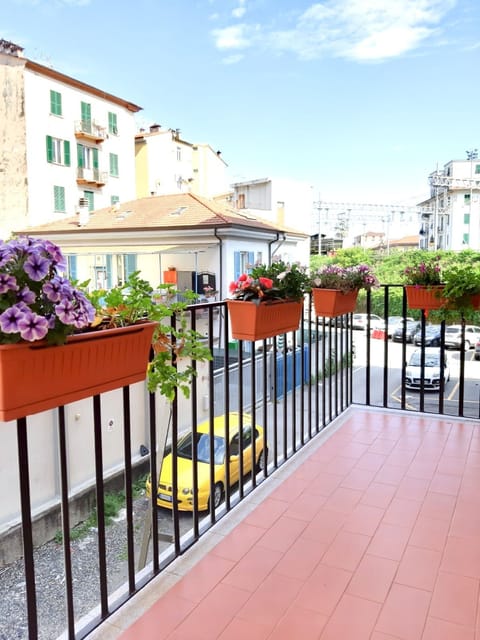 Deluxe Double Room, 1 Bedroom, Private Bathroom, Courtyard View | Balcony view