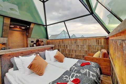 Glass Pyramid Igloo | Soundproofing, free WiFi, bed sheets