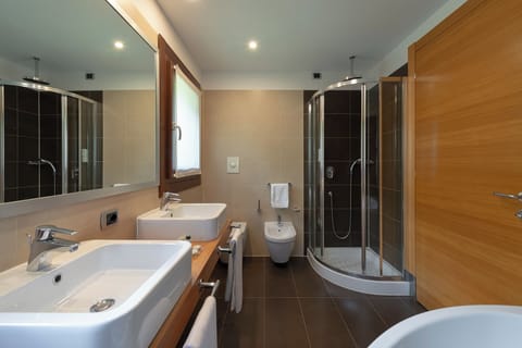 Suite | Bathroom | Free toiletries, hair dryer, bidet, towels