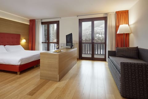 Junior Studio Suite, Balcony | Minibar, in-room safe, desk, free WiFi