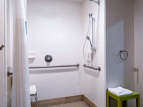 Room, Accessible, Non Smoking | Bathroom | Free toiletries, hair dryer, towels