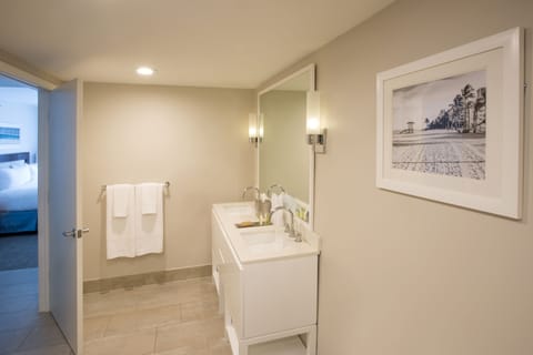 Suite | Bathroom | Eco-friendly toiletries, hair dryer, towels