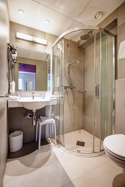 Standard Room, 2 Twin Beds | Bathroom | Rainfall showerhead, eco-friendly toiletries, hair dryer, towels