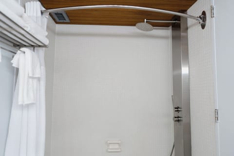 Combined shower/tub, hair dryer, towels