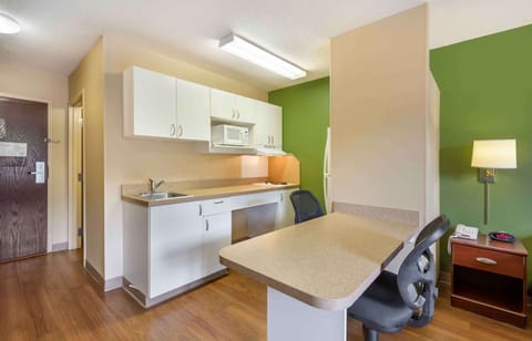 Studio, 1 Queen Bed, Non Smoking | Desk, laptop workspace, iron/ironing board, free WiFi