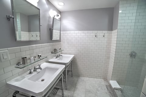 Room, 1 King Bed | Bathroom | Shower, designer toiletries, hair dryer, towels