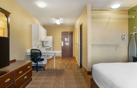 Studio, 1 Queen Bed, Accessible, Non Smoking | Desk, iron/ironing board, free WiFi, bed sheets