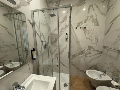 Shower, rainfall showerhead, free toiletries, hair dryer