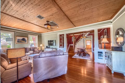 Living Room with plenty of seating!