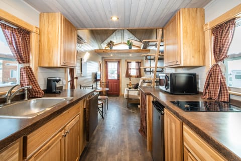 Cabin (Tiny House Aspen) | Private kitchen | Coffee/tea maker