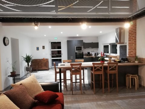 Flat-screen TV, Netflix, streaming services