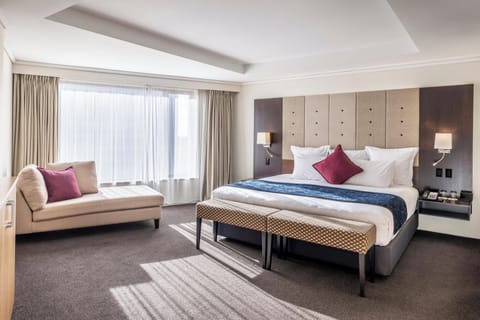 Junior Suite, 1 King Bed with Balcony with Club Lounge Access | Premium bedding, Select Comfort beds, in-room safe, blackout drapes