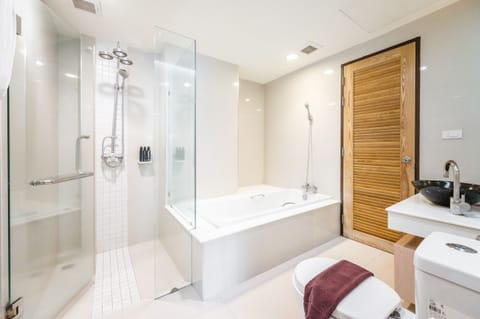 One Bedroom with Kitchen and Pool | Bathroom | Free toiletries, hair dryer, bathrobes, slippers