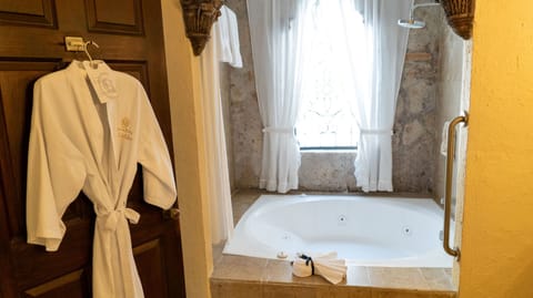 Suite Gobernador King | Bathroom | Combined shower/tub, rainfall showerhead, designer toiletries