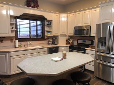 Deluxe Apartment | Private kitchen | Microwave, paper towels