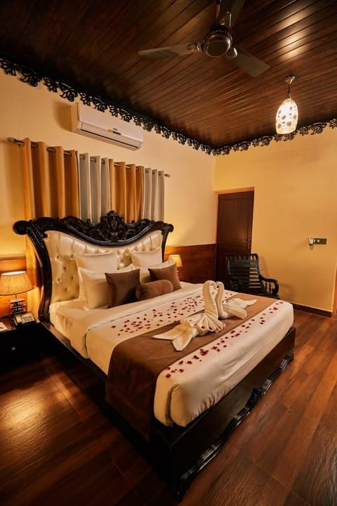 Maharaja Suite, Private Pool | In-room safe, desk, blackout drapes, iron/ironing board