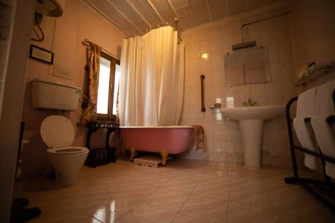 Superior Cottage | Bathroom | Separate tub and shower, rainfall showerhead, free toiletries