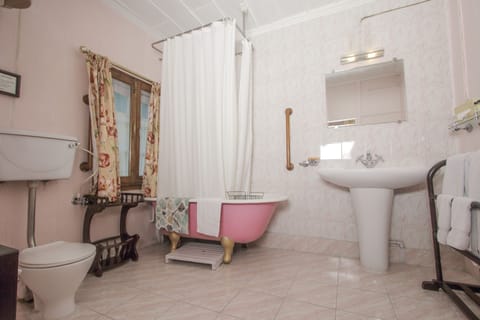 Standard Suite | Bathroom | Separate tub and shower, rainfall showerhead, free toiletries