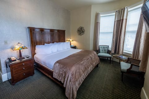 Signature Single Room, 1 King Bed | Individually decorated, individually furnished, iron/ironing board