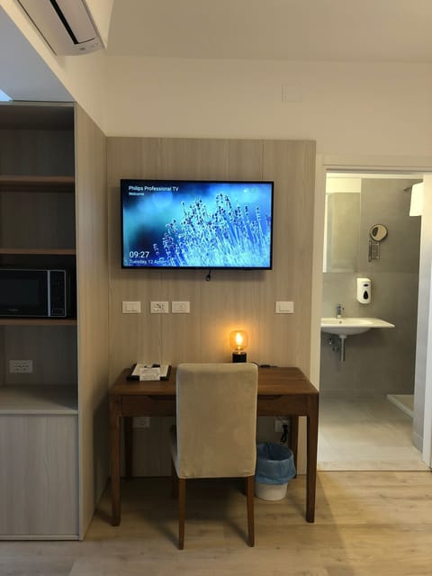 Down comforters, in-room safe, desk, laptop workspace