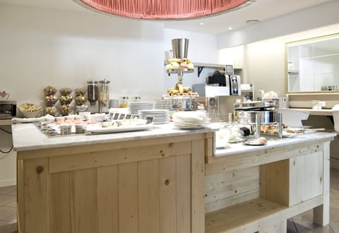 Free daily buffet breakfast