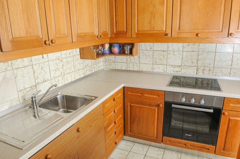 Apartment, 3 Bedrooms | Private kitchen | Full-size fridge, microwave, oven, stovetop