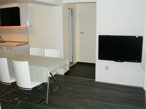 Standard Apartment, 2 Bedrooms, Terrace | In-room dining