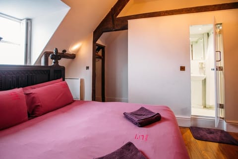 Triple Room Ensuite | In-room safe, free WiFi, bed sheets