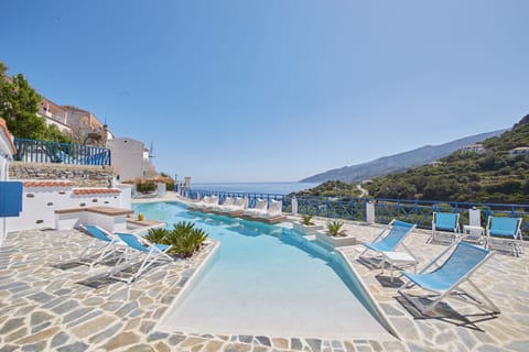 Outdoor pool, pool umbrellas, sun loungers