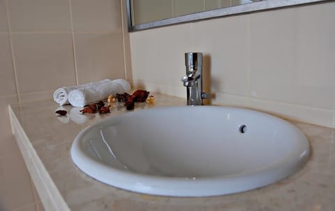 Combined shower/tub, free toiletries, hair dryer, towels