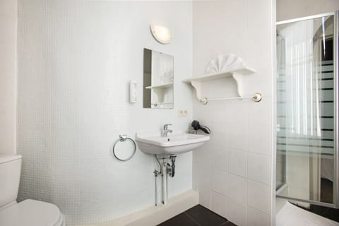 Standard Single Room | Bathroom | Hair dryer, towels