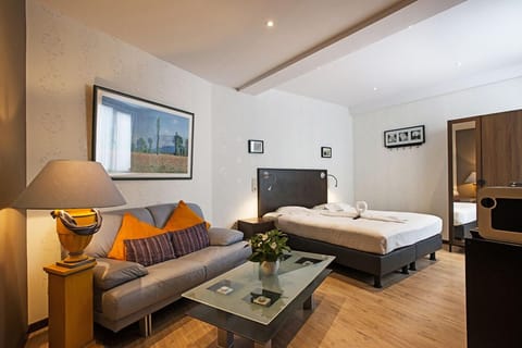 Select Comfort beds, in-room safe, desk, blackout drapes