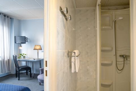 Twin Room | Bathroom | Shower, free toiletries, hair dryer, towels