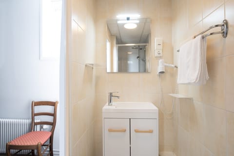 Triple Room | Bathroom | Shower, free toiletries, hair dryer, towels