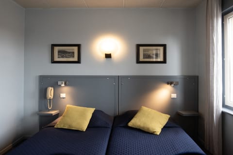 Twin Room | Desk, free WiFi, bed sheets