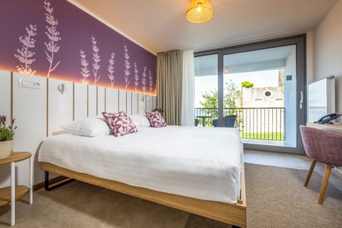 Standard Studio | In-room safe, desk, blackout drapes, free WiFi