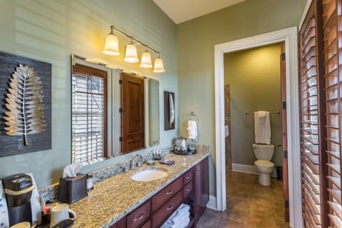 Standard Room, 1 King Bed (3) | Bathroom | Combined shower/tub, free toiletries, hair dryer, bathrobes
