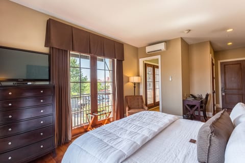 Standard Room, 1 King Bed (5) | Premium bedding, memory foam beds, desk, blackout drapes