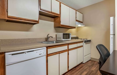 Studio, 1 Queen Bed, Non Smoking | Private kitchen | Fridge, microwave, oven, stovetop