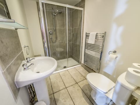 Double Room, Ensuite | Bathroom shower