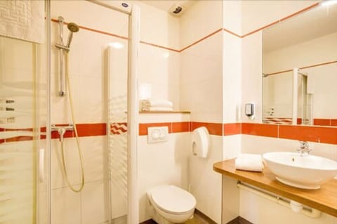 Combined shower/tub, free toiletries, hair dryer