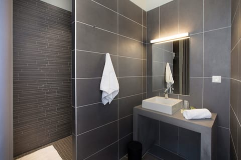 Classic Quadruple Room | Bathroom | Shower, hair dryer, towels