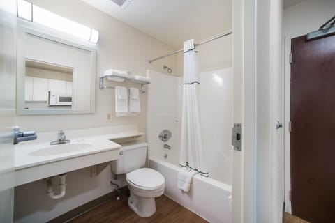 Hydromassage showerhead, free toiletries, towels