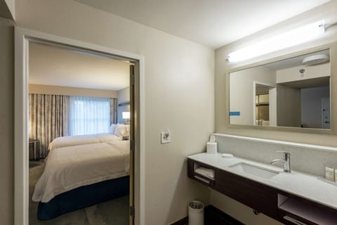 Suite, Kitchen | Bathroom | Combined shower/tub, free toiletries, towels
