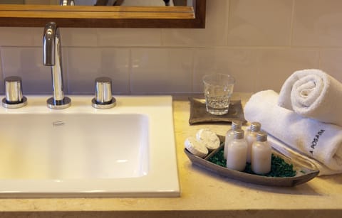 Standard Double or Twin Room | Bathroom amenities | Combined shower/tub, free toiletries, hair dryer, bidet