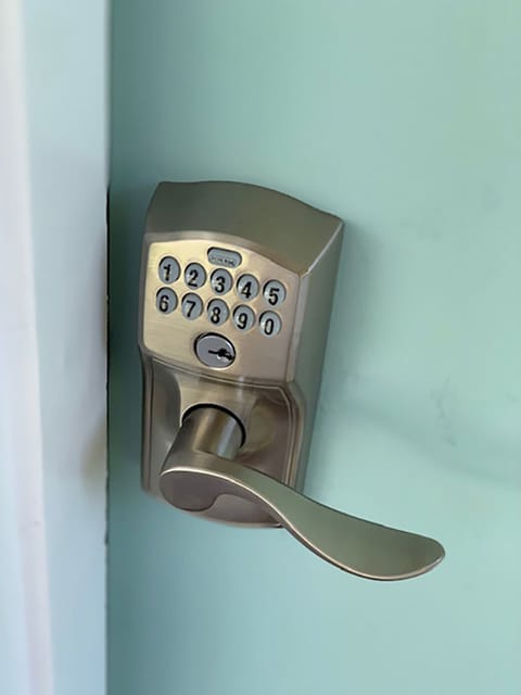 Self check in combo lock