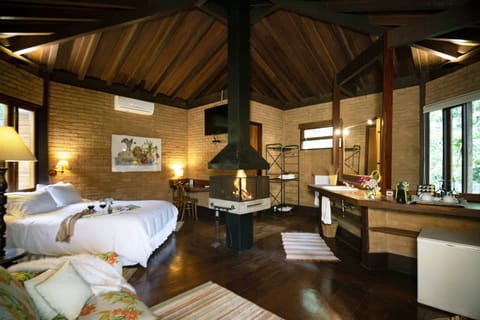 Standard Chalet, 1 Queen Bed | Premium bedding, down comforters, pillowtop beds, minibar