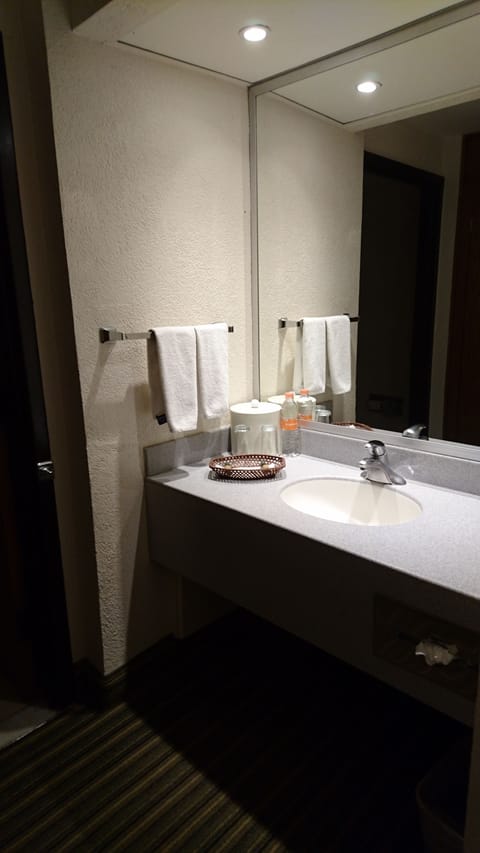 Combined shower/tub, free toiletries, towels