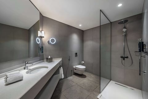 King Executive Suite with City View | Bathroom shower